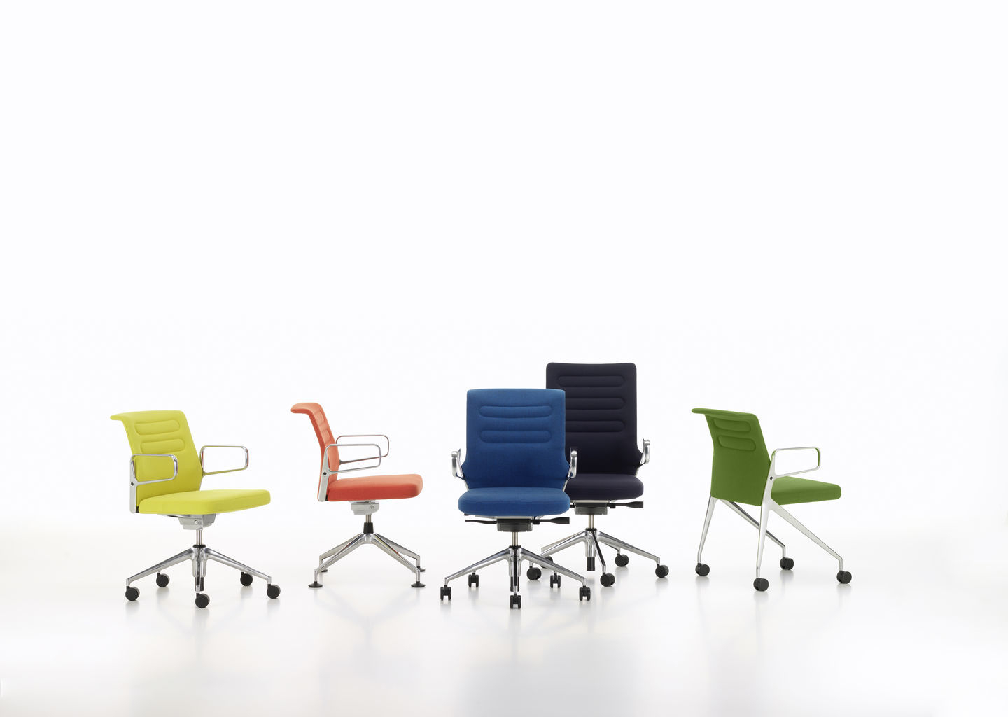 AC5 Work Bürodrehstühle von Vitra in verschiedenen Farben, ergonomische Bürostühle mit Armlehnen und Rollen.