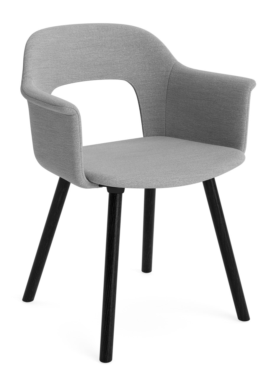 Layout Armchair von Hay, grauer Armlehnstuhl mit Stoffbezug und schwarzen Holzbeinen, modernes Möbeldesign.