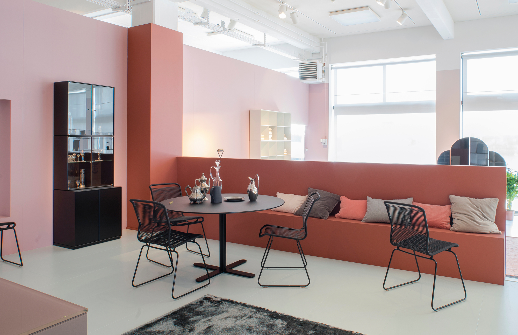 Esszimmer mit schwarzem Tisch und Panton One Stühlen, modernes Design für stilvolles Wohnen.