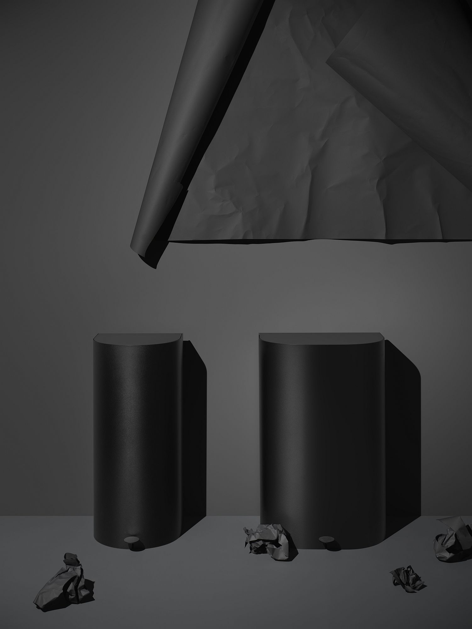 Zwei schwarze Pelican Pedal Treteimer von Mizetto, minimalistisches Design für Büro und Zuhause.