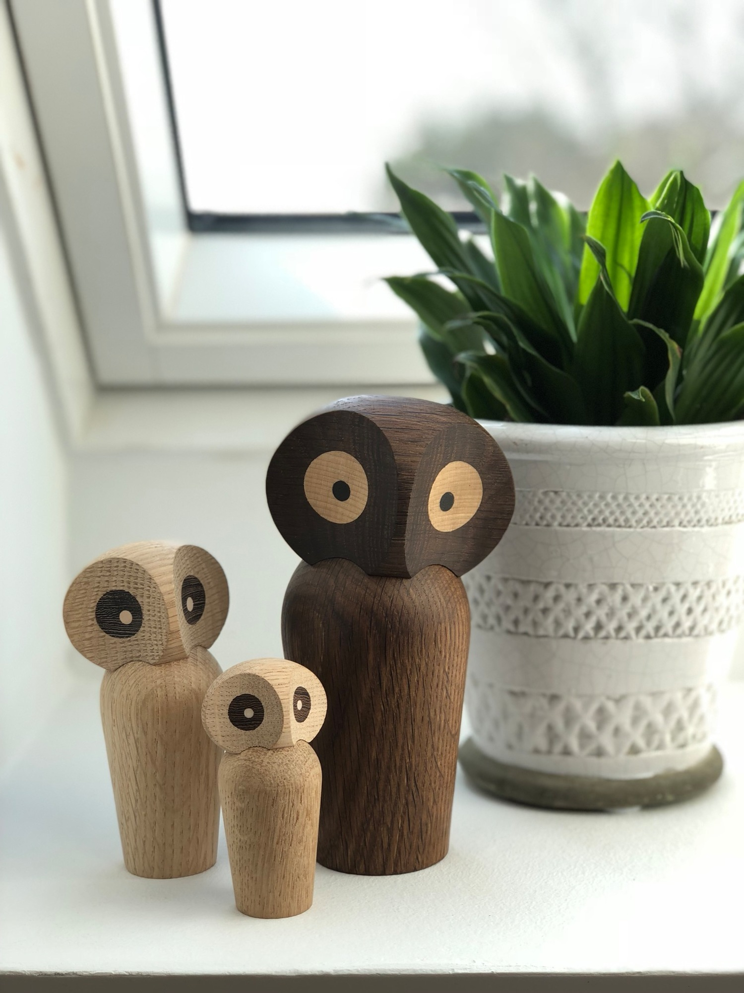 Drei Architectmade Holzfiguren Eulen in verschiedenen Größen, helles und dunkles Holz, Dekoration.