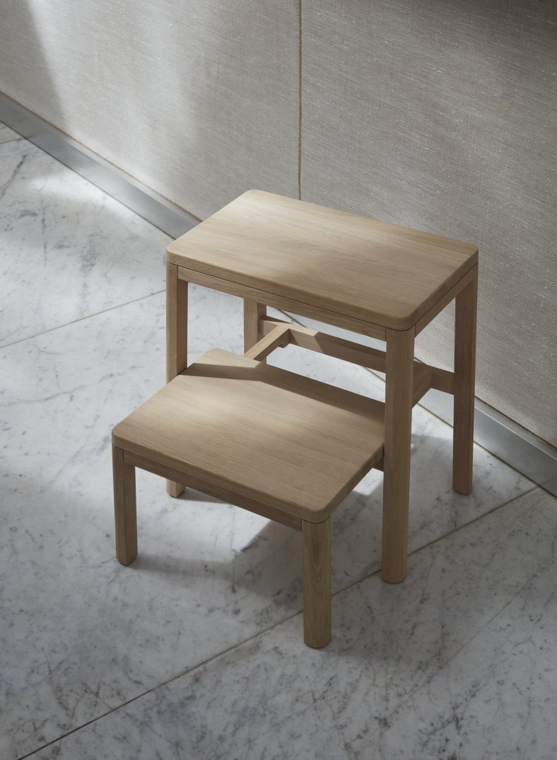 Noboru Trittleiter von Skagerak by Fritz Hansen aus hellem Holz auf Marmorboden.