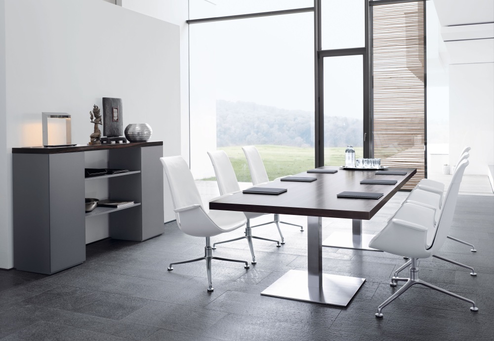Heller Konferenzraum mit Esstisch und weißen FK 6725-3G Drehsessel von Walter Knoll, modernes Design.