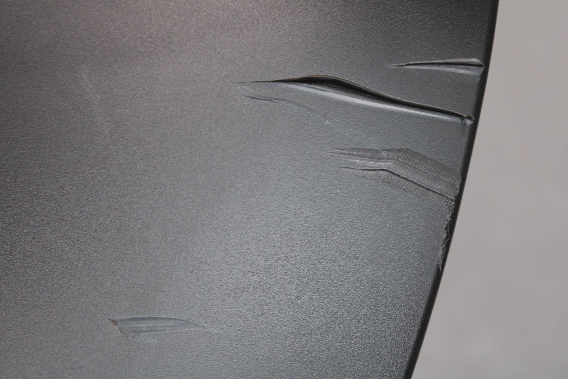 Detailaufnahme der Beschädigung am schwarzen Hay About A Chair Stuhl (AAC26), Mängelexemplar.