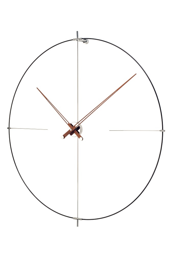 Minimalistische Bilbao Wanduhr von Nomon mit braunen Zeigern und schwarzem Rahmen.