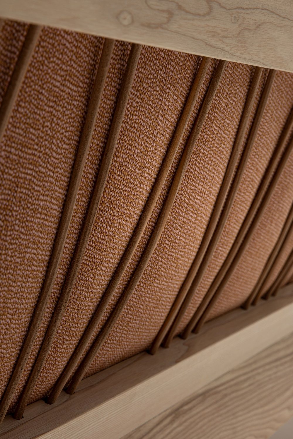Detailaufnahme des Mellow Bett Massivholz Zeitraums mit braunem Stoffbezug und Holzrahmen, hochwertige Schlafzimmermöbel.