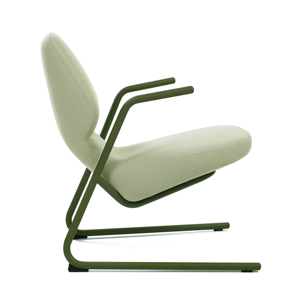 Oblique Sessel von Prostoria, hellgrüner Lounge Sessel für Innen und Außen, seitliche Ansicht.
