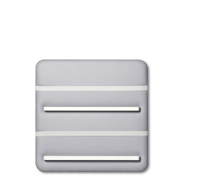 Graues Pillow Wall Wandpaneel mit drei weißen Bändern als Ablage für Büro oder Zuhause.
