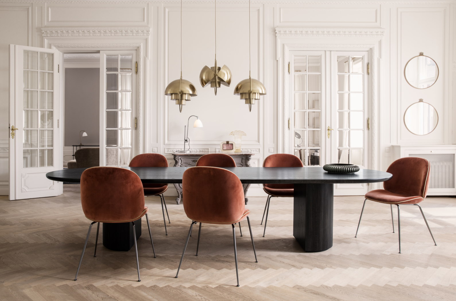 Elliptischer Moon Esstisch von Gubi mit Stühlen in elegantem Esszimmer Interieur.