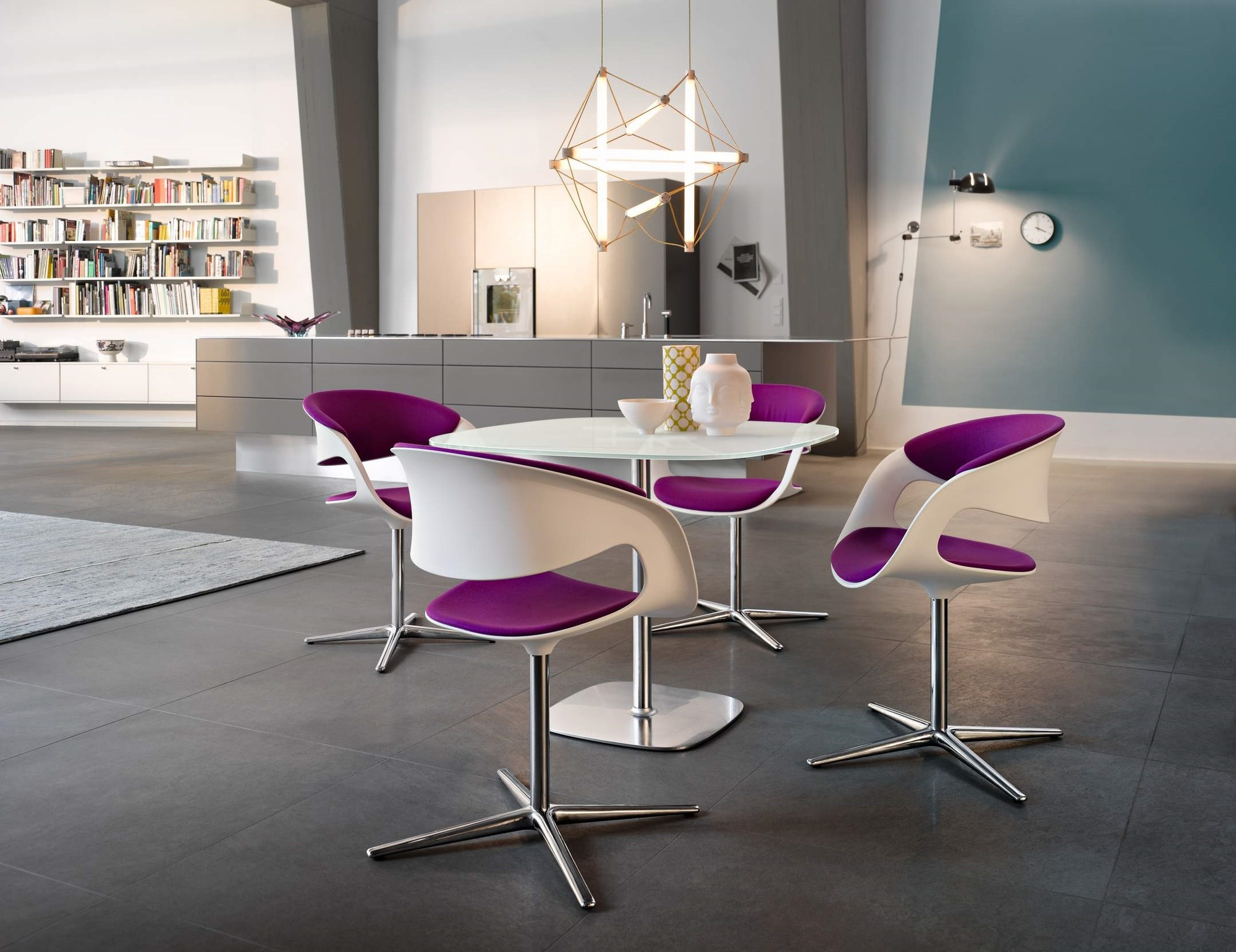 Lox Sessel von Walter Knoll, moderner Drehstuhl mit lila Sitzfläche und weißer Kunststoffschale im Esszimmer.