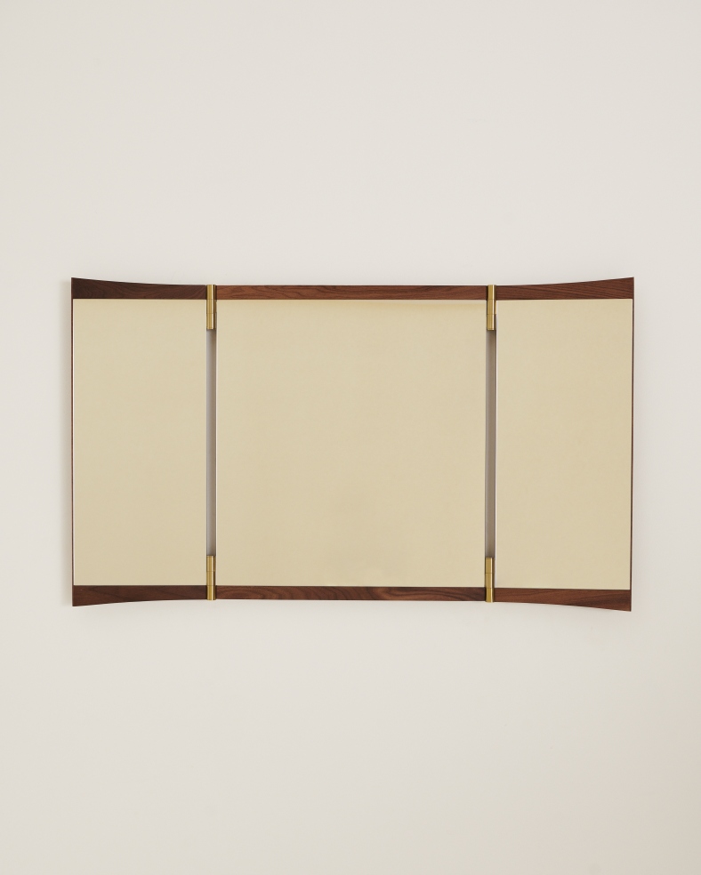 Vanity Wall Mirror 3 von Gubi: Dreiteiliger Wandspiegel mit Holzrahmen und goldenen Verbindungsstücken.