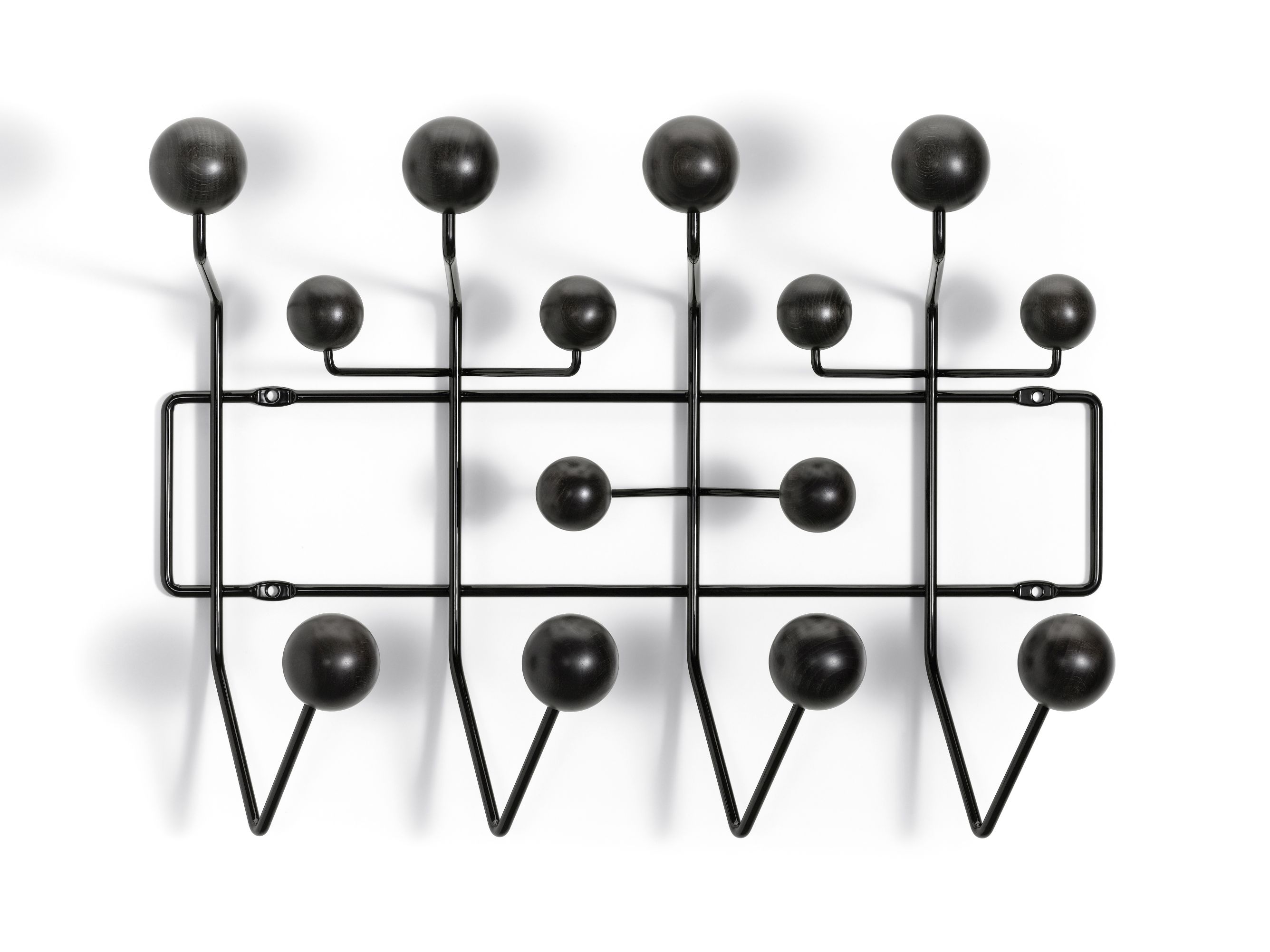 Eames Hang it all Garderobe in Esche schwarz von Vitra mit bunten Holzkugeln.