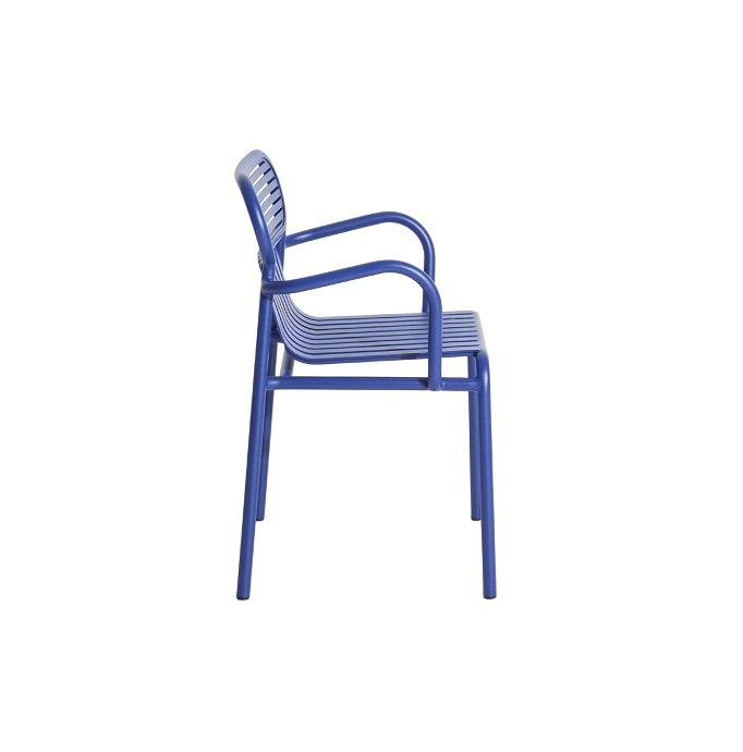 Blauer Week-End Gartenstuhl von Petite Friture, Armlehnenstuhl aus Metall, Seitenansicht. Moderner Outdoor-Stuhl für Garten und Terrasse.