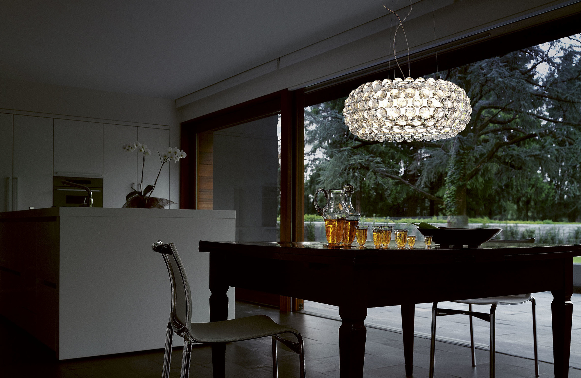 Caboche Pendelleuchte über Esstisch: Moderne Designerlampe mit Kugeln für stilvolle Beleuchtung.