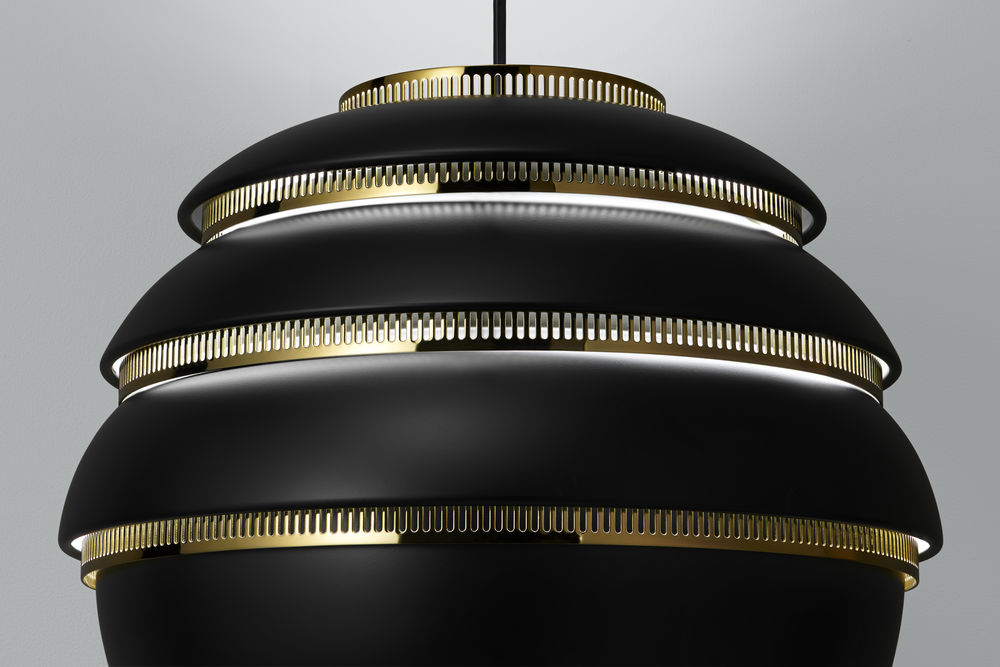 A331 Beehive Hängeleuchte in Schwarz von Artek, moderne Pendelleuchte mit goldenen Akzenten.
