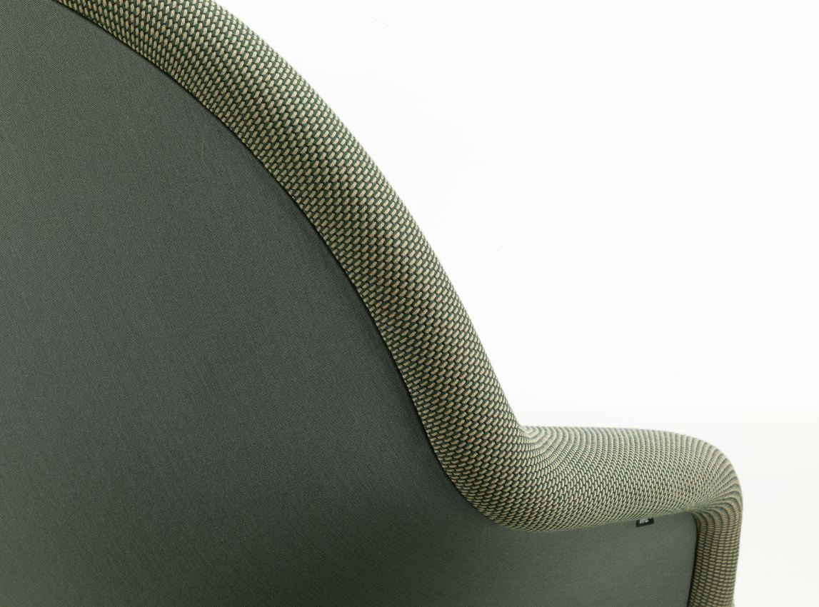 Detailaufnahme des Abalon Sofas von Vitra, olivgrüner Stoffbezug mit feinem Webmuster, modernes Design.