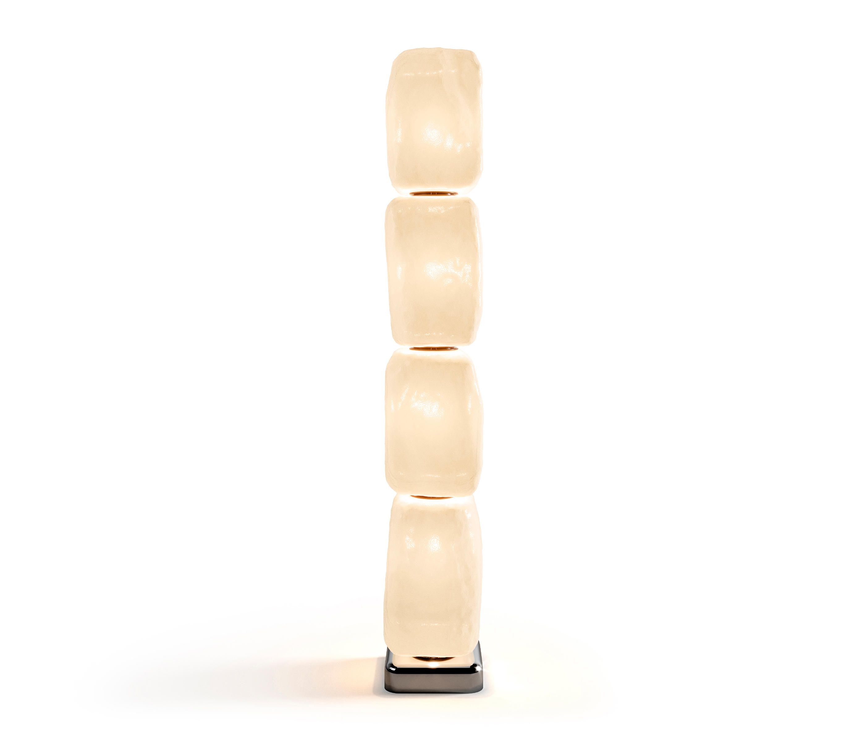 Cassina Wax Stone Light Stehleuchte mit vier übereinander gestapelten, leuchtenden Elementen aus Wachs.