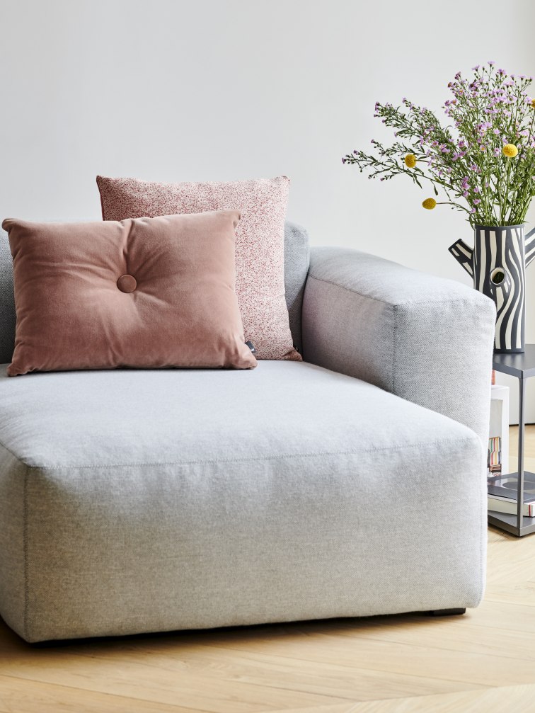 Beige Mags Soft Sofa mit Armlehne links und Kissen im Wohnzimmer.