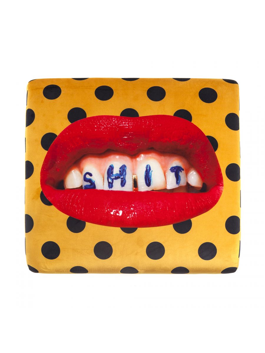 Seletti Toiletpaper Pouf Hocker mit gelbem Punktmuster und rotem Mund mit dem Wort SHIT.