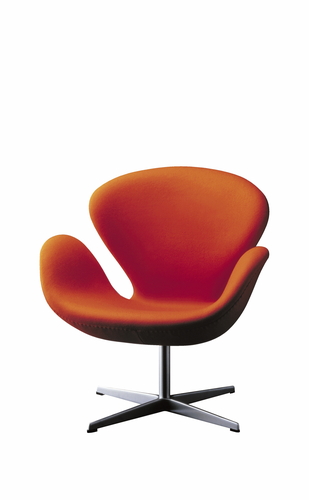 Oranger Schwan Sessel von Fritz Hansen mit Drehfuß aus Metall, modernes Designmöbel.