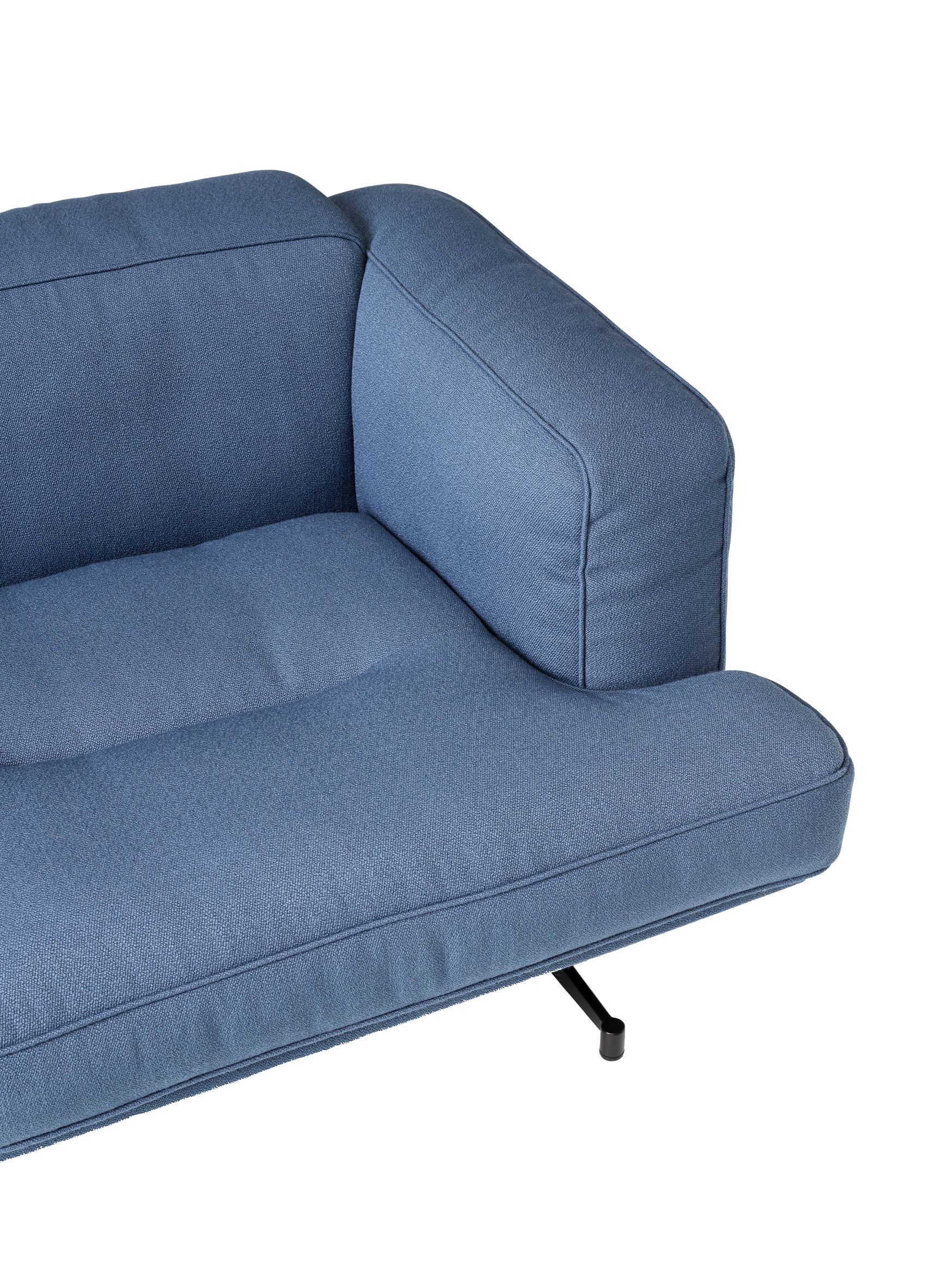 Detailaufnahme des AndTradition Inland Sofas in Blau, modernes Design mit Armlehne und minimalistischem Fuß.