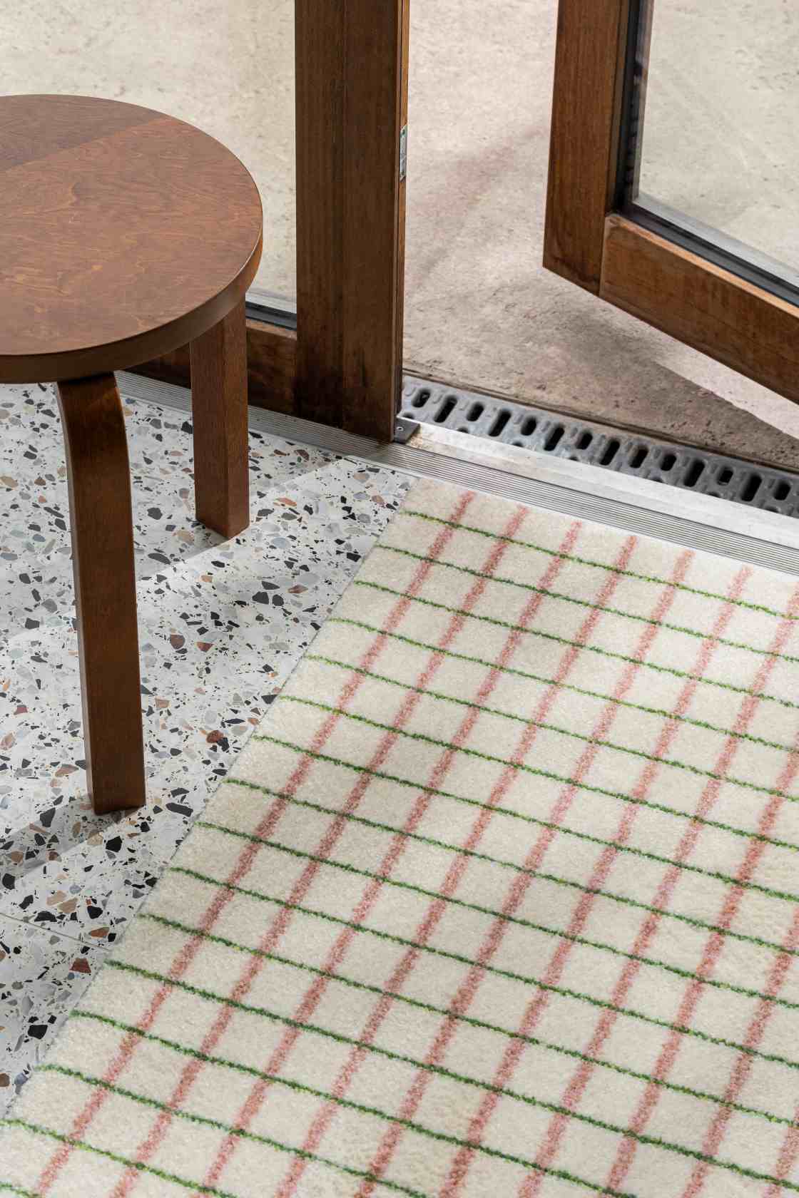 Heymat Grid Fußmatte Lime Candycane: Beige Teppich mit grün-rosa Karomuster für den Innenbereich.