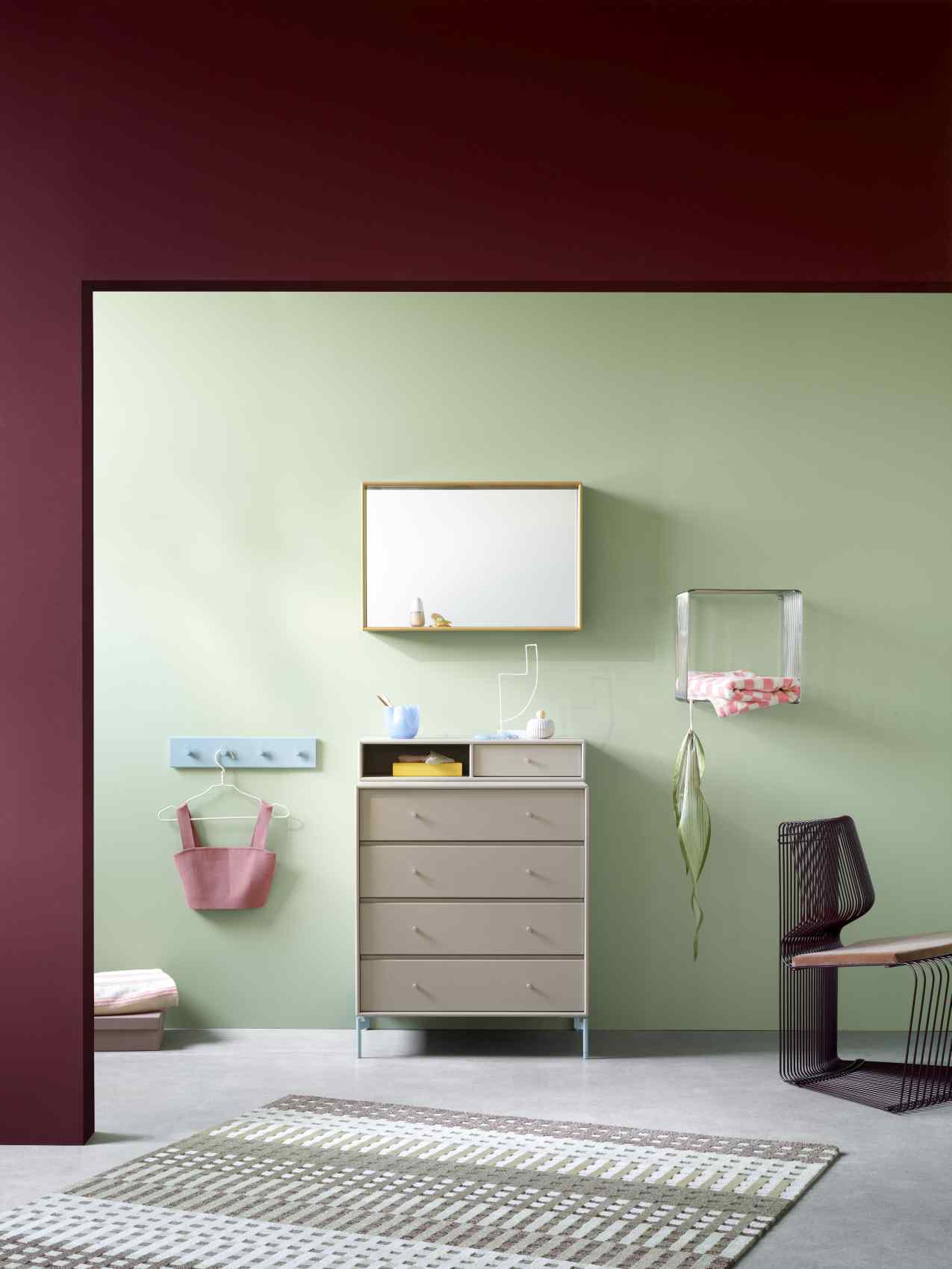 Colour Frame Spiegel: Montana Fennel Spiegel mit Ablage in modernem Interieur.