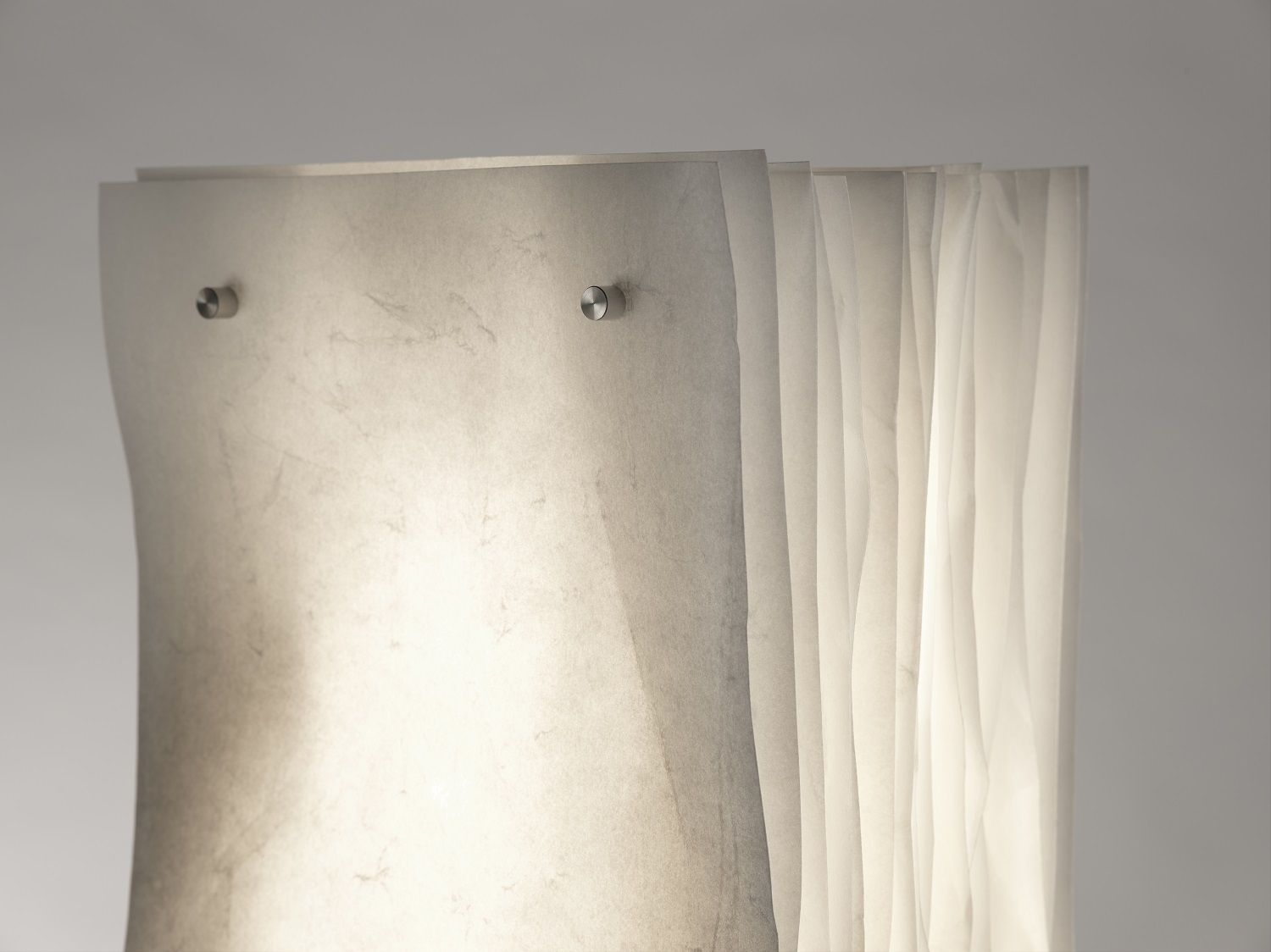 Detailaufnahme der Totem Stehleuchte: Moderne Stehleuchte mit Textur und sanfter Beleuchtung.