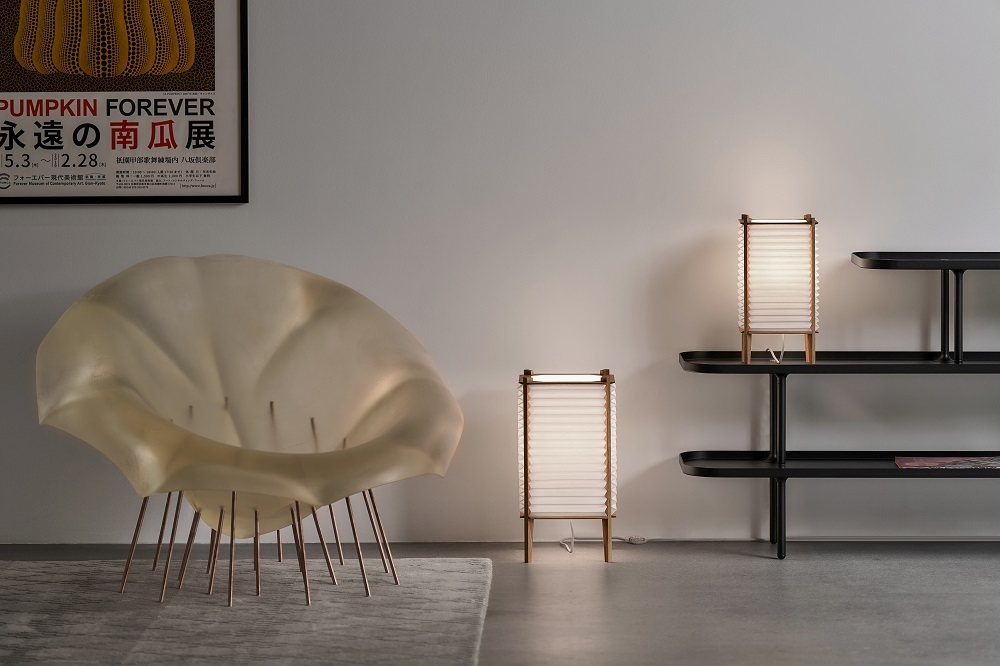 BEE HIVE Table Lamp Tischleuchte von Le Klint, moderne Falt-Lampe aus Papier und Holz.