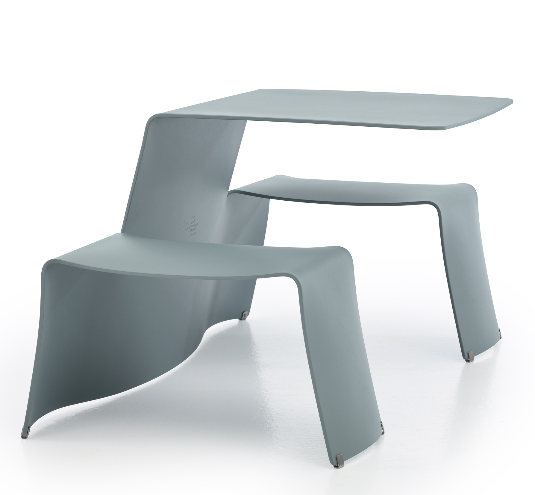 Graue Picnik Tisch- und Sitzkombination von Extremis für den Außenbereich, modernes Designmöbel für Garten und Terrasse.