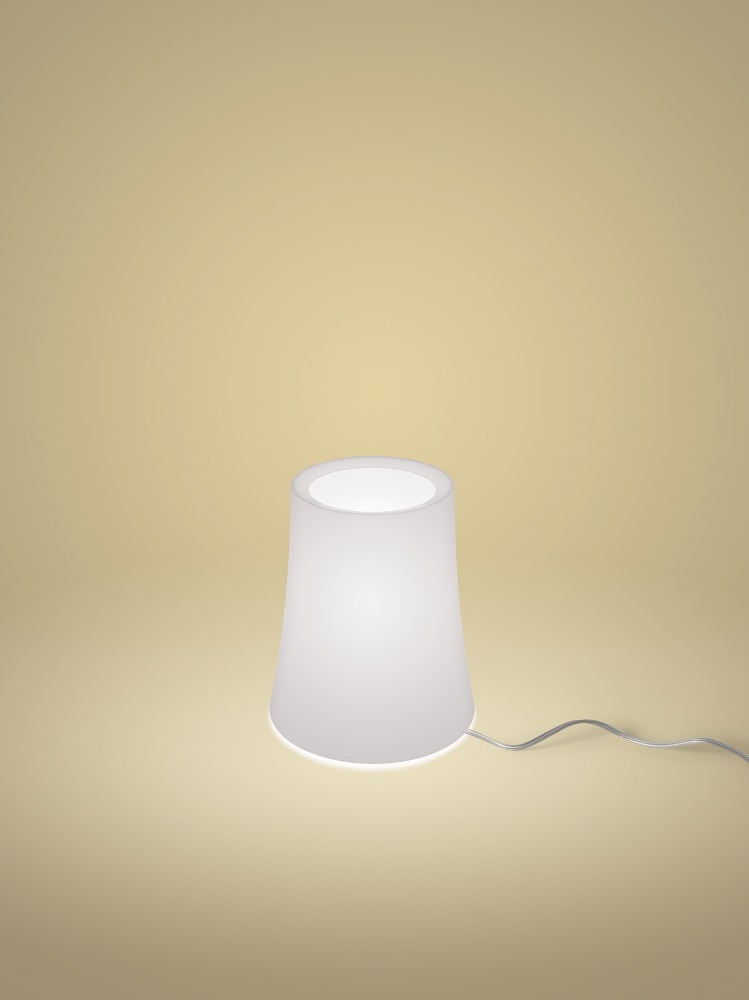 Nahaufnahme der modernen, weißen Birdie Tischleuchte von Foscarini, die ein sanftes Licht ausstrahlt.