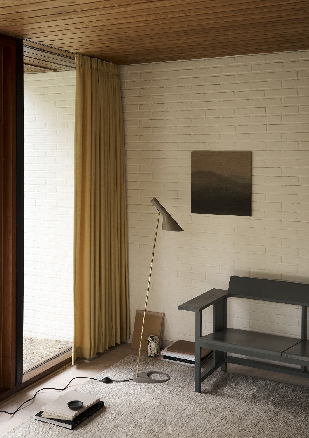 AJ Floor Stehleuchte von Louis Poulsen in Messing, modernes Design im Wohnzimmer.