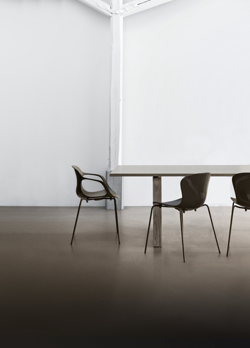 Essay Tisch von Fritz Hansen mit Stühlen in minimalistischem Raum, modernes Möbeldesign.