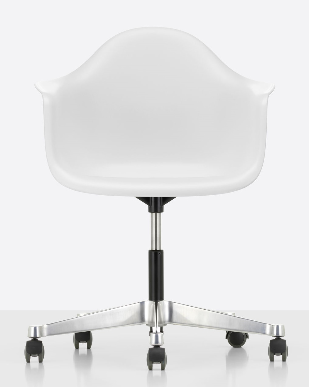 Weißer Eames Plastic Arm Chair PACC Stuhl von Vitra mit Rollenfuß, Ansicht von hinten.