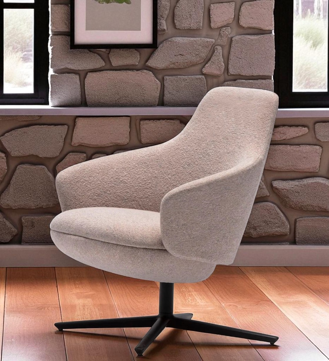 Beiger Calma Lounge Chair Sessel von Andreu World mit Drehfuß vor einer Steinwand.