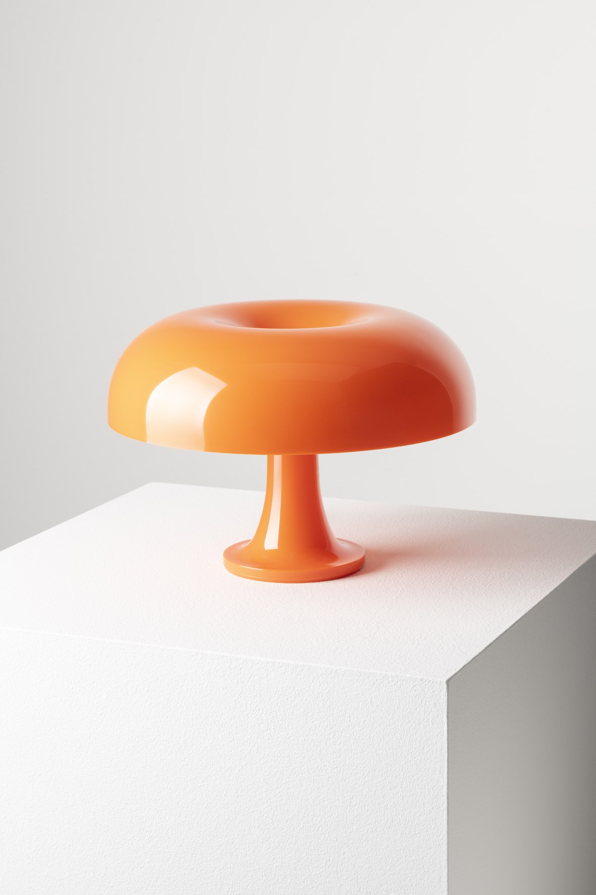 Orangefarbene Nessino Tischleuchte von Artemide, Pilzdesign, moderne Lampe für Wohnzimmer und Schlafzimmer.