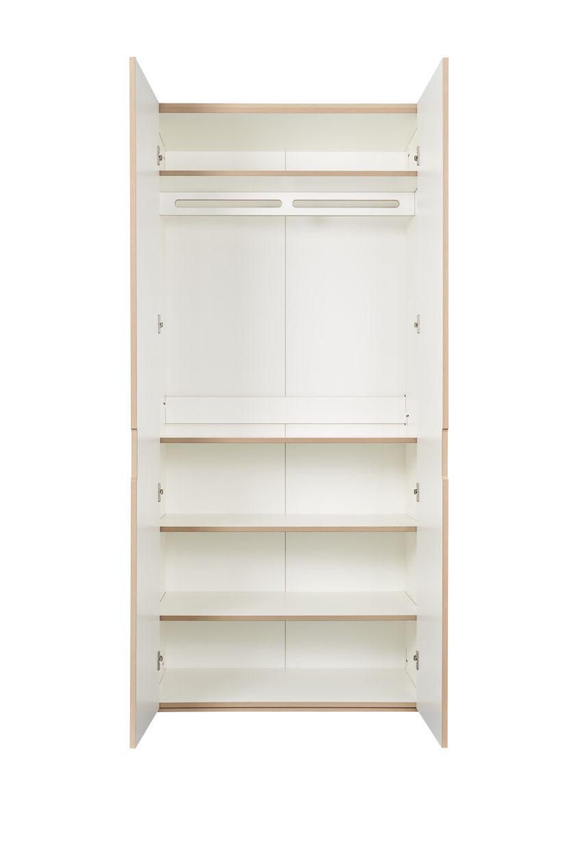 Offener, weißer Tojo Schrank mit Einlegeböden und Kleiderstange, ideal für modulare Schranksysteme und flexible Stauraumlösungen.