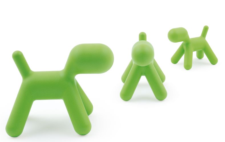 Grüne Puppy Spielhund Hocker von Magis in verschiedenen Größen auf weißem Hintergrund, Kinderzimmer Deko.