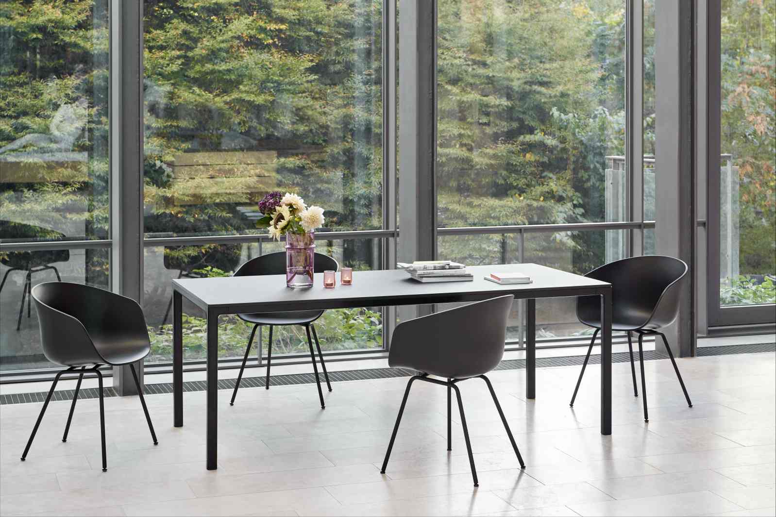 Esstisch mit vier schwarzen Hay About A Chair AAC26 Stühlen vor Fenster. Designermöbel für Esszimmer.
