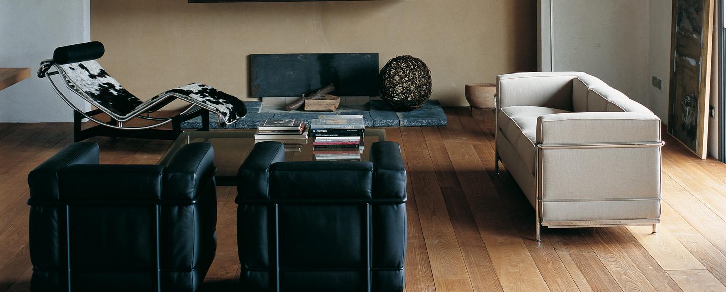 Wohnzimmer mit Cassina Dreisitzer Sofa, Ledersesseln und Liege, modernes Möbeldesign.