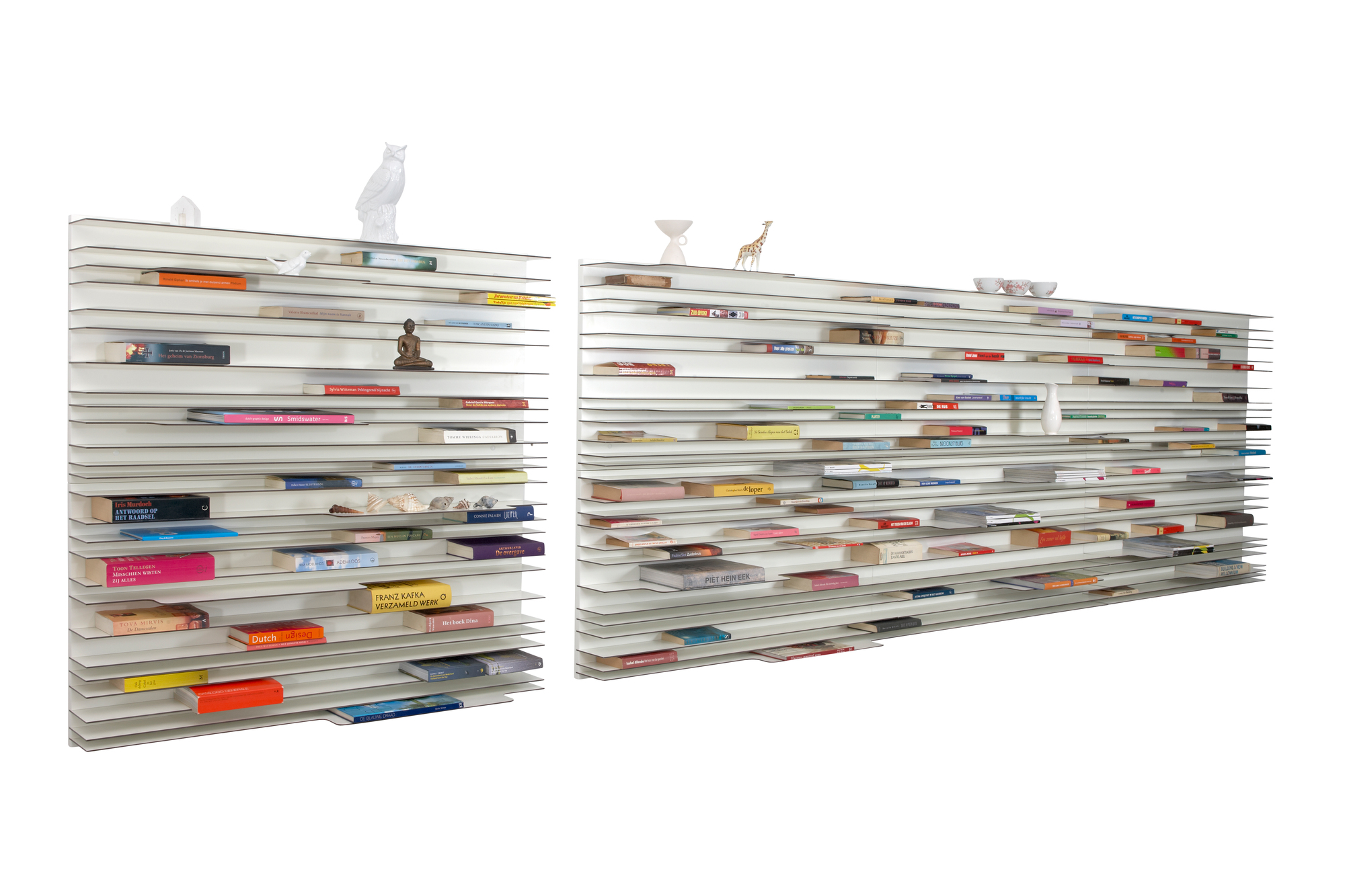 Weißes Bücherregal "Spectrum" mit vielen Büchern und Deko-Objekten. Modernes Wandregal für Wohnzimmer und Büro.