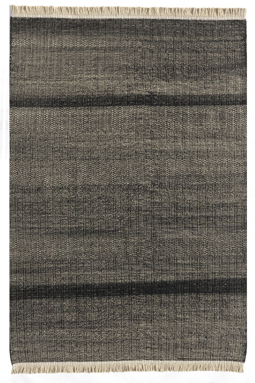Nanimarquina Tres Outdoor Texture Teppich in Schwarz, 250x350 cm, Detailaufnahme der Textur und Fransen.