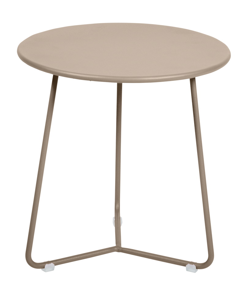 Cocotte Beistelltisch Outdoor in Rosmarin von Fermob, runder Gartentisch aus Metall mit drei Beinen.