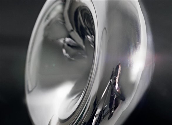 Nahaufnahme der polierten Void Pendelleuchte von Tom Dixon, moderne LED Lampe aus Metall.