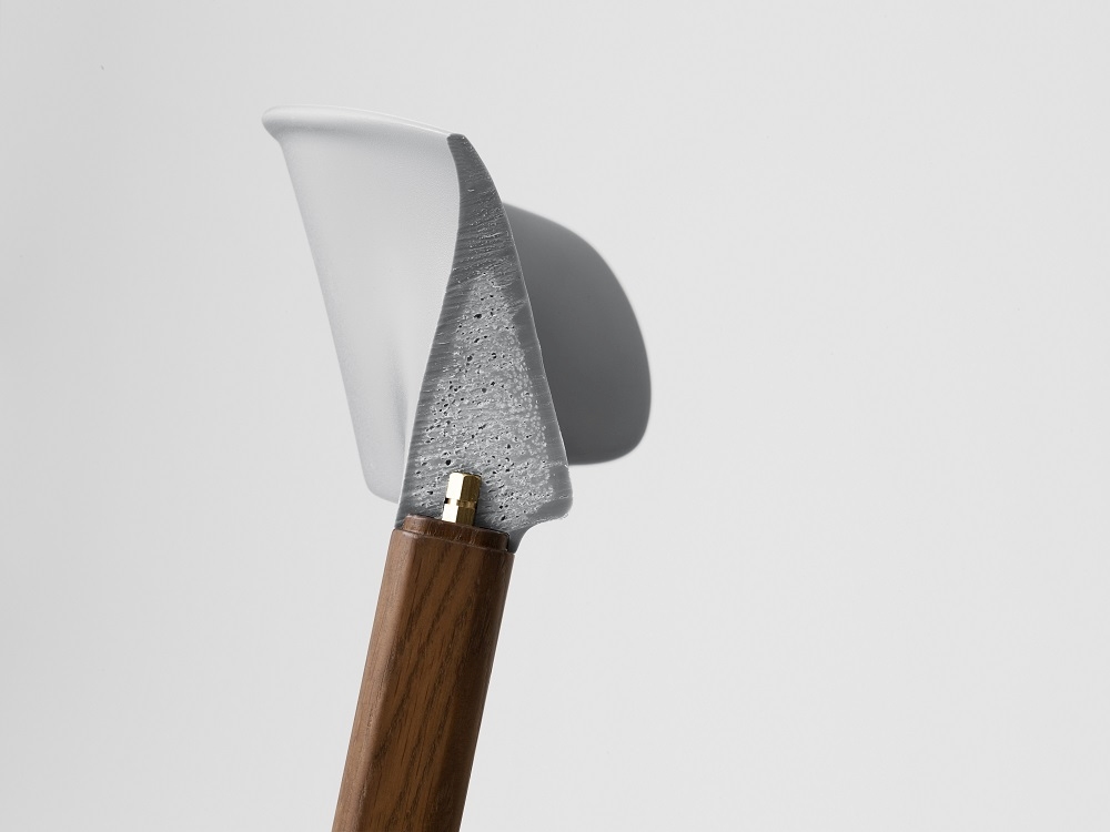 Detailaufnahme der Rückenlehne und des Holzrahmens vom Herit Chair Stuhl von Normann Copenhagen.