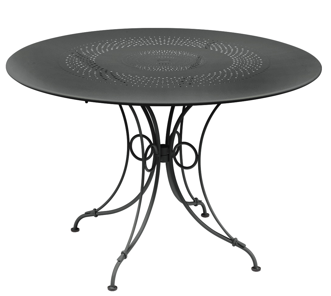 Fermob 1900 Gartentisch, runder Outdoor-Tisch mit filigranem Stahlgestell und durchbrochener Tischplatte in Anthrazit.