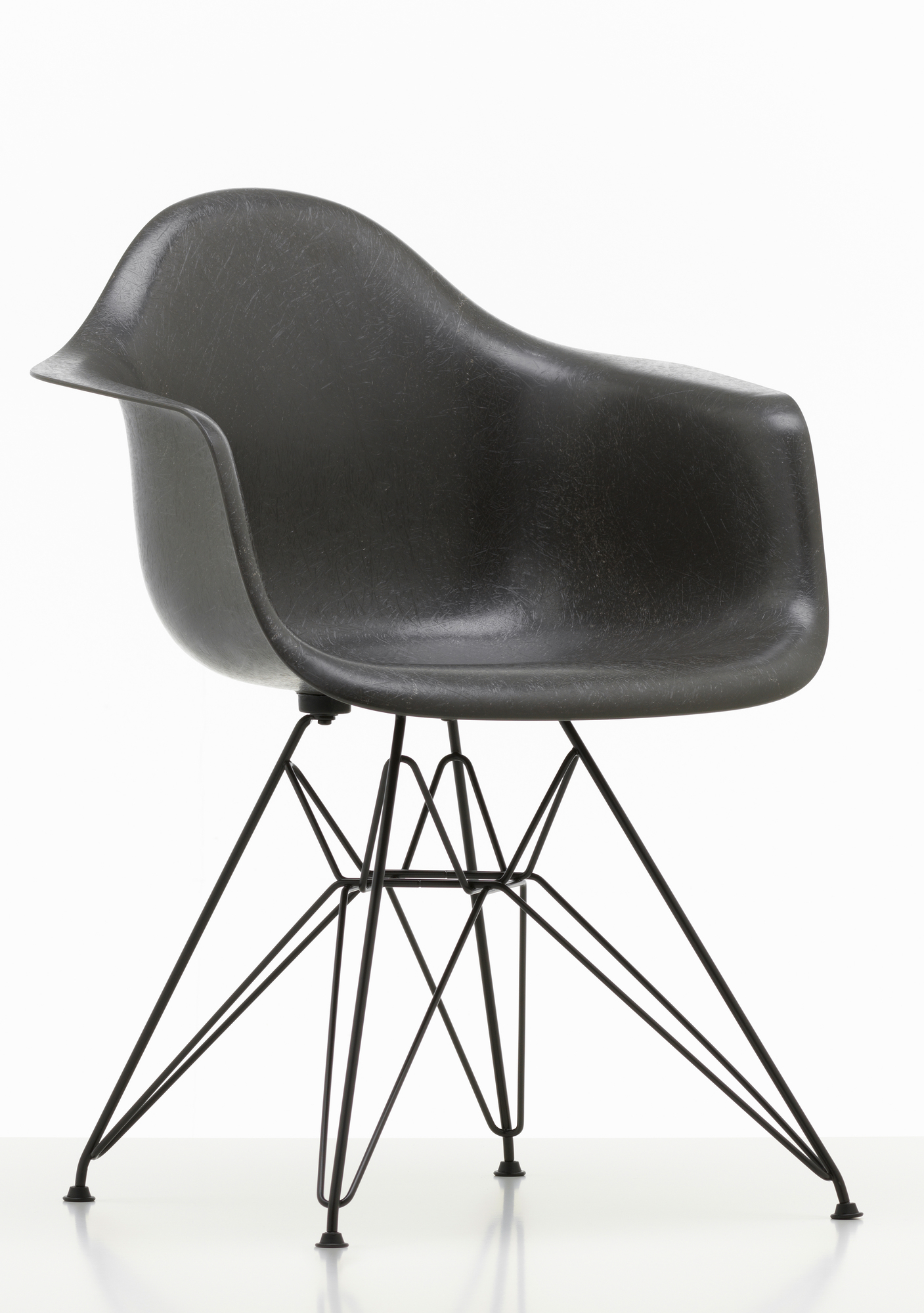 Grauer Eames Fiberglas Arm Chair DAR Stuhl von Vitra mit schwarzem Eiffelgestell.