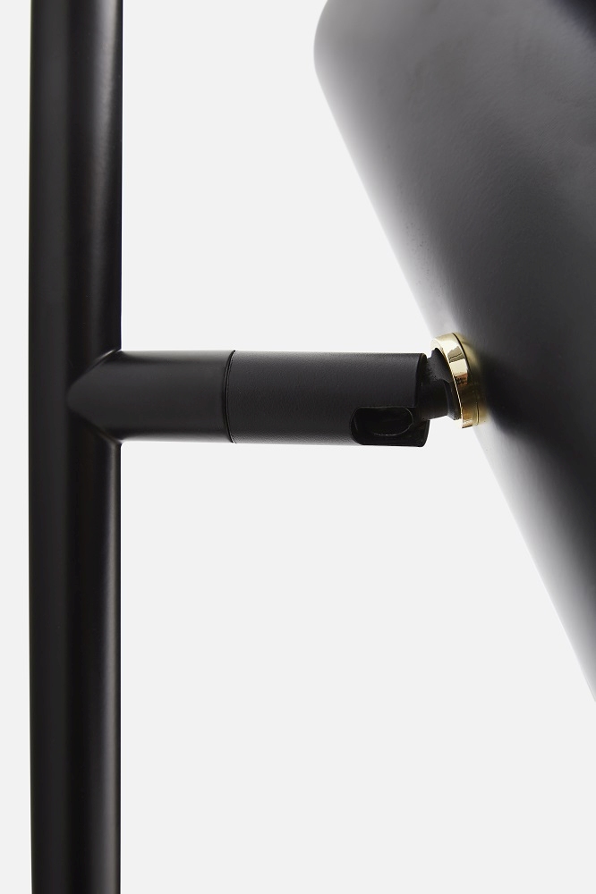 Detailaufnahme der schwarzen Cono Wandleuchte von Woud mit verstellbarem Lampenschirm und goldfarbenem Akzent.