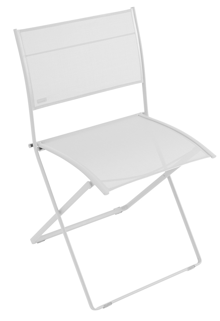 Weißer Fermob Plein Air Stuhl für den Außenbereich, minimalistisches Design, klappbar und leicht für Garten und Balkon.