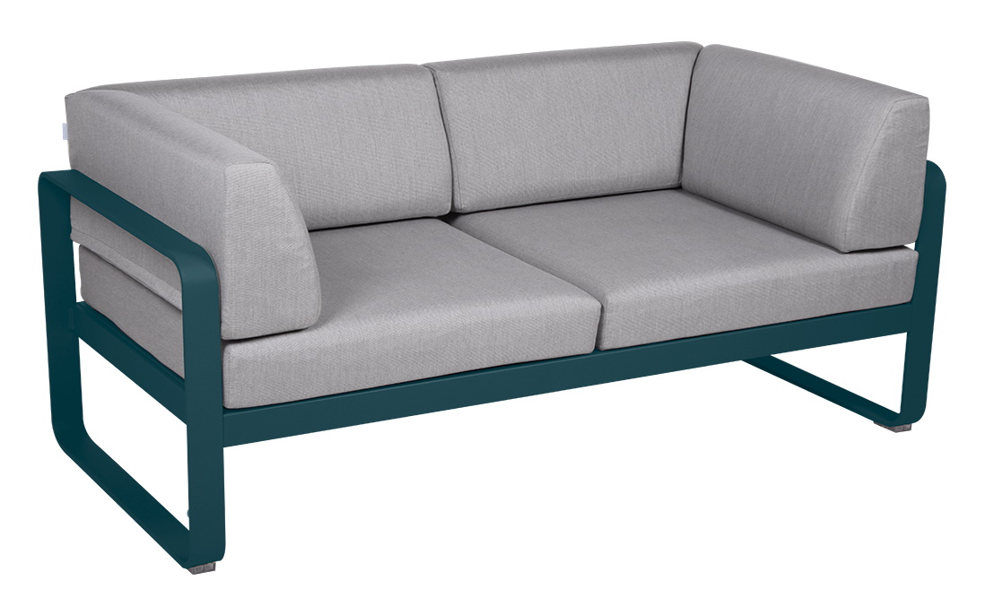 Bellevie Outdoor Sofa von Fermob, 2-Sitzer in Grau mit blauem Rahmen, Gartenmöbel für Terrasse.